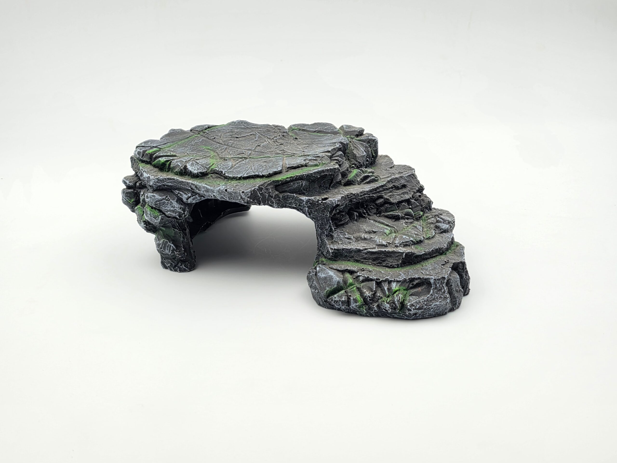 Cachette en forme de roche à plateau